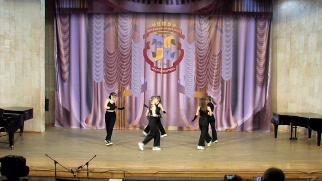 "В джазе только девушки"