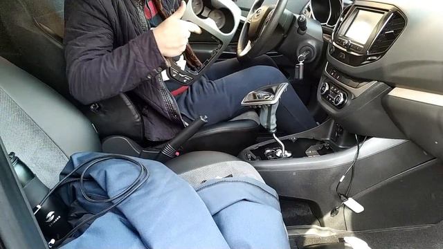 Устанавливаем штатный подлокотник с USB разъемом и подстаканником на Весту часть#2 смотреть онлайн