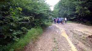 ауди Q 7 против нивы в грязи