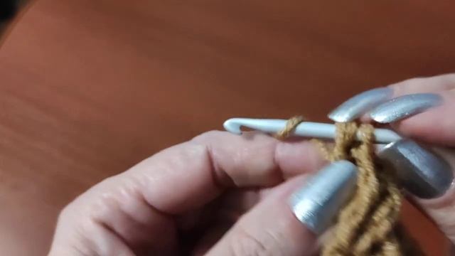 Шапочка ,,косами,, крючком. Шапка с фиксированным отворотом крючком. смотреть онлайн