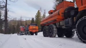 Камазы тащат трал с буровой установкой