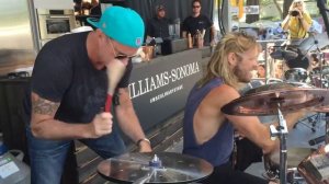 Taylor Hawkins & Chad Smith отжигают на крышках и кастрюлях