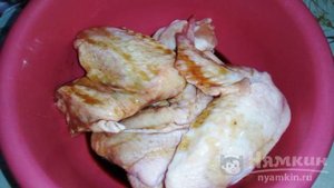 Куриные крылья с медом, соевым соусом и мускатным орехом