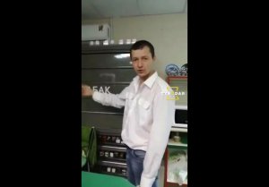 Смотритель пещеры на АЗС в Геленджике