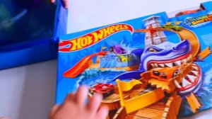 Эльвира и Райан ищет подарки на день рождения 3 года Игры в прятки  hide and seek story for kids