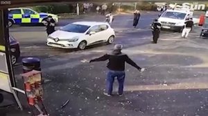 полицейские подстрелили подозреваемого с саблей, резиновыми пулями из автоматов