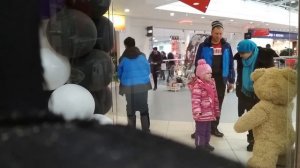 Робот-промоутер в ТРК "Столица". Магазин "BGT"