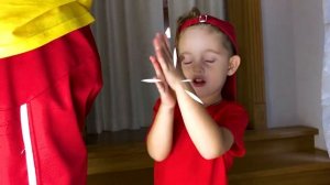 Федя весело шутит над папой