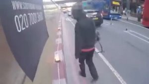 Электросамокат, велосипедист. Звонок или гудок.