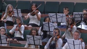 Гаснет ли пламя в борьбе испытаний - Пение и Оркестр