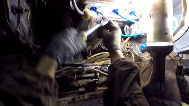 Двигатель 402, проверяем топливный насос, снимаем поддон картера. Меняем масло... Откуда бензин? смотреть онлайн