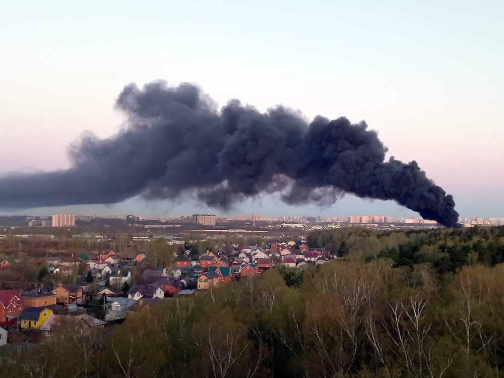 Пожар в люберцах. Пожар в промзоне. Сильный пожар. Промзона.