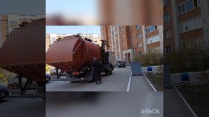 мусоровоз вывозит мусор