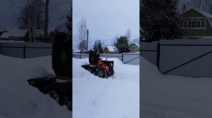 гусеничный минитрактор ,чистим снег .