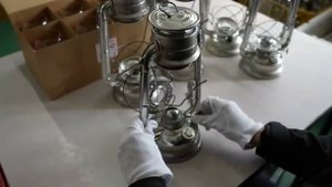 Япония. Как делают керосиновые лампы.