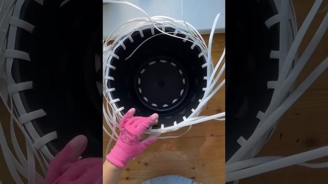 Кашпо из ротанга. Узкое кашпо