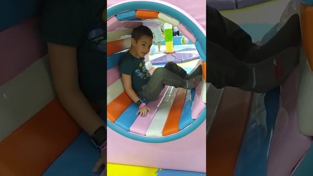 Максим в игровом центре Мадагаскар. смотреть онлайн