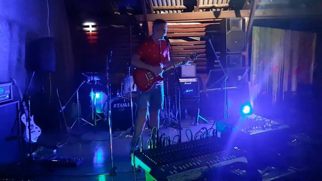 Красиво поет песню - город, которого нет смотреть онлайн