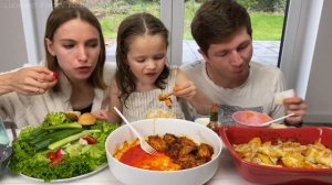 МУКБАНГ КРЫЛЫШКИ ЗАПЕЧЁННЫЕ С КАРТОШКОЙ | ОТВЕЧАЕМ НА ВОПРОСЫ ЧАСТЬ 1 | КАКИХ МУКБАНГЕРОВ СМОТРИМ