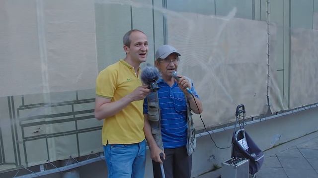 Деньги на улице. Просим у прохожих помочь нам деньгами. Волосатый микрофон №6 смотреть онлайн