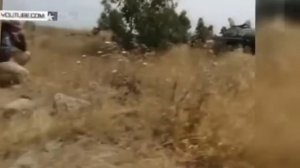 Попадание снаряда в башню танка.
