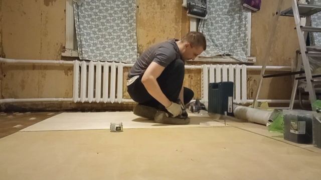 Процесс укладки цельного листа фанеры на старый деревянный пол. смотреть онлайн