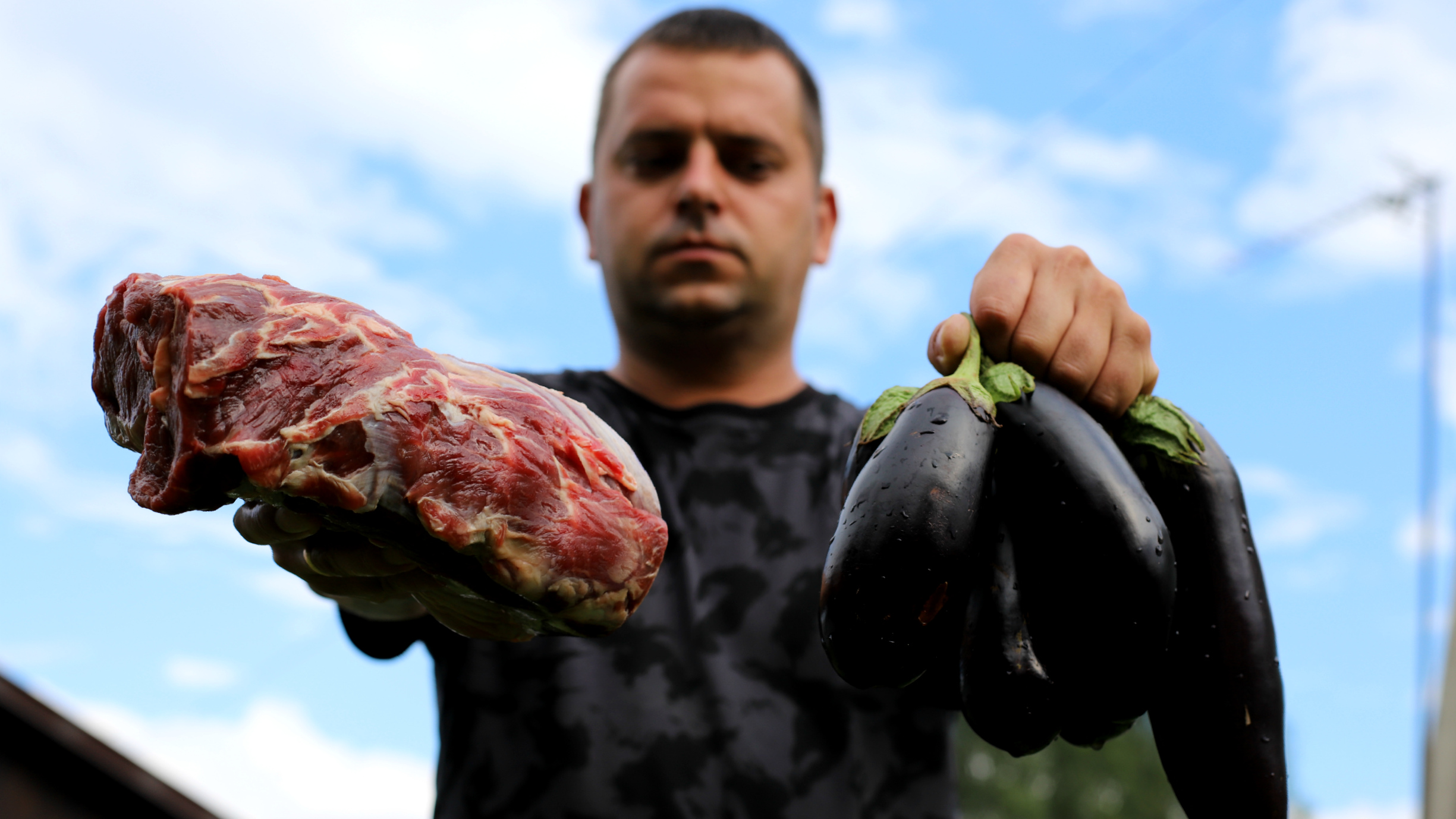 Летом часто так готовлю мясо с баклажанами в казане.
