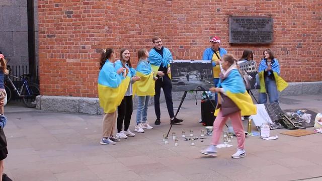 Польша Варшава украинцы поют в центре города смотреть онлайн