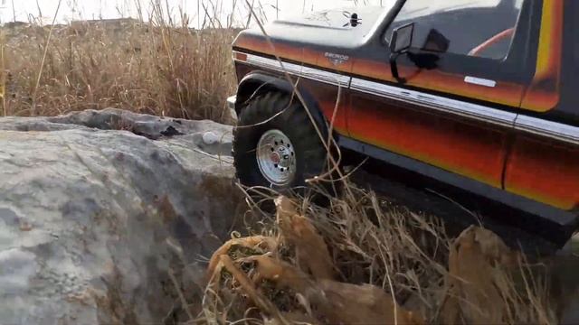 79' TRAXXAS TRX 4 Sunset Bronco Crawling смотреть онлайн