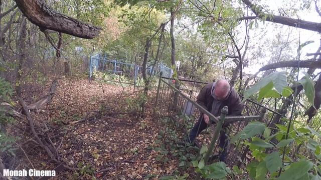 На могиле у мамы. За долгое время с трудом отыскал где она была похоронена. смотреть онлайн