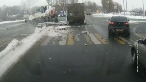 В Сети появилось видео аварии с участием бензовоза и фуры