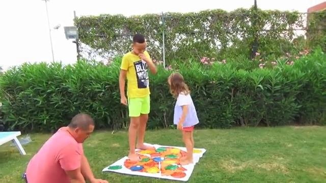 ЧЕЛЛЕНДЖ Пицца ТВИСТЕР чуть не Разорвал ШОРТЫ Pizza TWISТ Challenge ШПАГАТ от САШИ