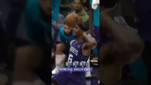 Jalen McDaniels pays homage to Karl Malone with the Mail Man SLAM! 😲 📬 #nba #basketball #sports