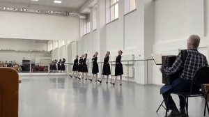 Экзерсис у станка. Верёвочка на материале татарского танца.