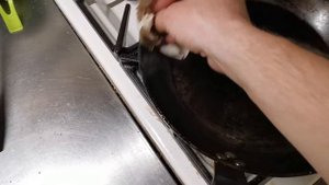 Как правильно сушить чугунную (железную) сковородку. Уход за чугунной посудой. На примере De Buyer