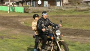В гостях в деревне.  Девчонок катают на мотоцикле