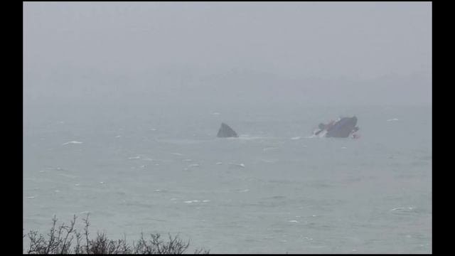 Под Новороссийском тонет корабль смотреть онлайн