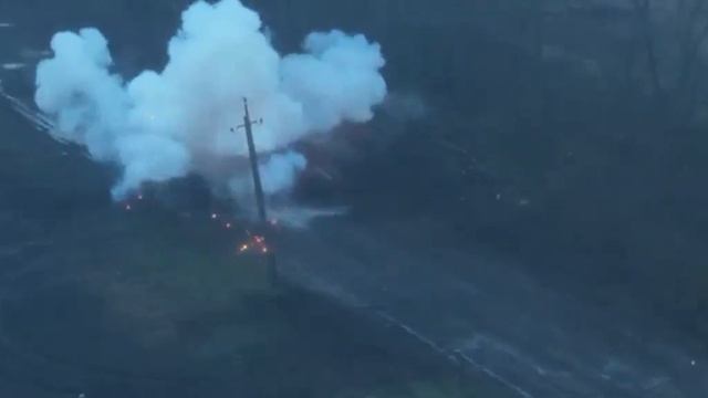 Бойцы 60 ОМСБ "Ветераны" зачищают оставшиеся улицы в посёлке Новоселовское на сватовском направлении смотреть онлайн