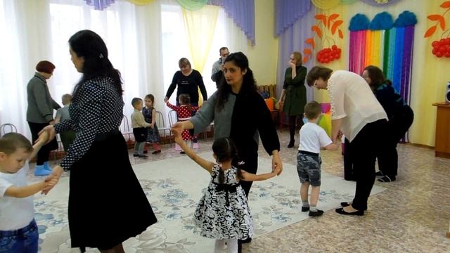 Танец с родителями в средней группе "Хоровод друзей" на осеннем утреннике смотреть онлайн