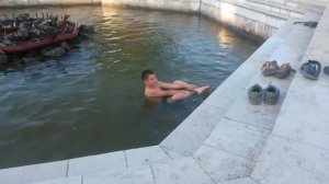 ШОК!ШКОЛЬНИКИ КУПАЮТСЯ В ФОНТАНЕ!