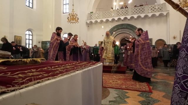 В канун Великой Субботы митрополит Иоанн совершил утреню с чином погребения смотреть онлайн
