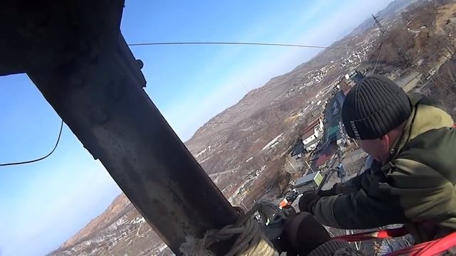 Рабочие моменты.Анкерная опора.Монтаж ВОЛС ЛЭП 110кВ под напряжением. смотреть онлайн