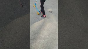 Делаем трюки на детском самокате
