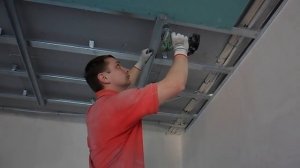 Как одному прикрутить гипсокартон на потолок