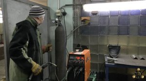 Полуавтоматическая сварка деталей из углеродистых сталей в вертикальном положении