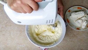 Стабильный и универсальный крем. Крем для покрытия торта, шапочек, прослойки.