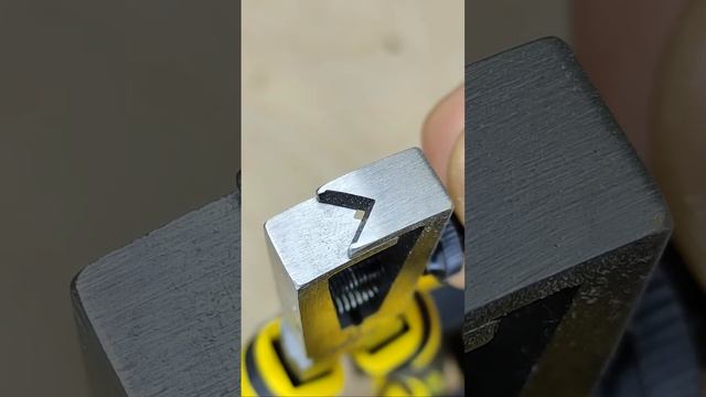 Все гениальное просто! Как работают кусачки для зачистки проводов? #shorts смотреть онлайн