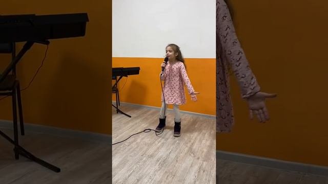 Русскоязычная армянка поет армянскую песню с русским педагогом