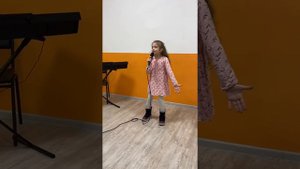 Русскоязычная армянка поет армянскую песню с русским педагогом