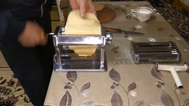 Готовим домашнюю лапшу,при помощи лапшерезки